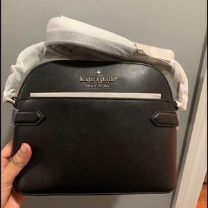 Color:Black
Strap 22”
Interior black zip pocket
Brand new!!!! Never been used